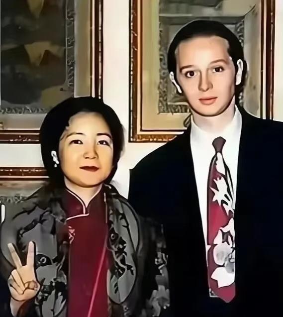 邓丽君这辈子最大的遗憾既不是年纪轻轻才42岁就和世界道别也不是找了小自己15