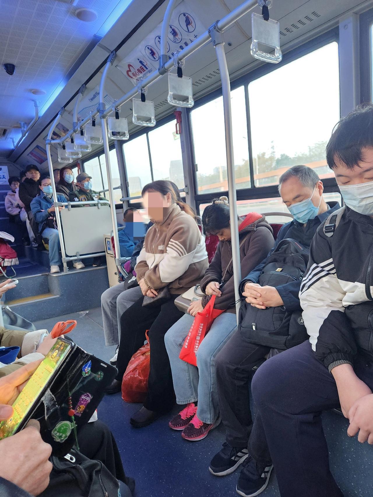 南京冬天6点半第一班公交车上坐满了牛马。有的人生来就衣食无忧，有的人努力了一辈