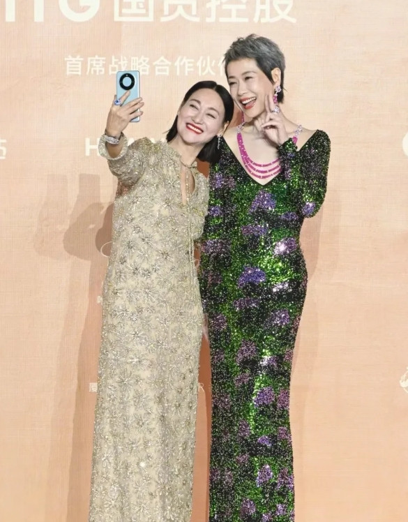 叶童是怎么做到的？太美了，完全移不开，配的太绝了，俏皮又不突兀！