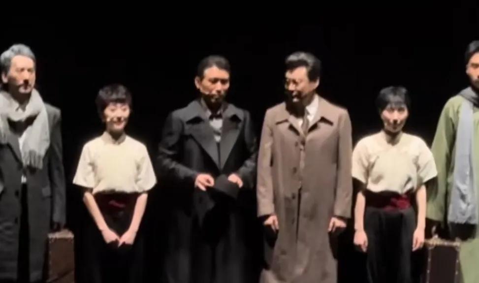 李乃文和唐旭在话剧《夜行者》演出结束谢幕的时候再一次提到好友朱媛媛，一句话说出口
