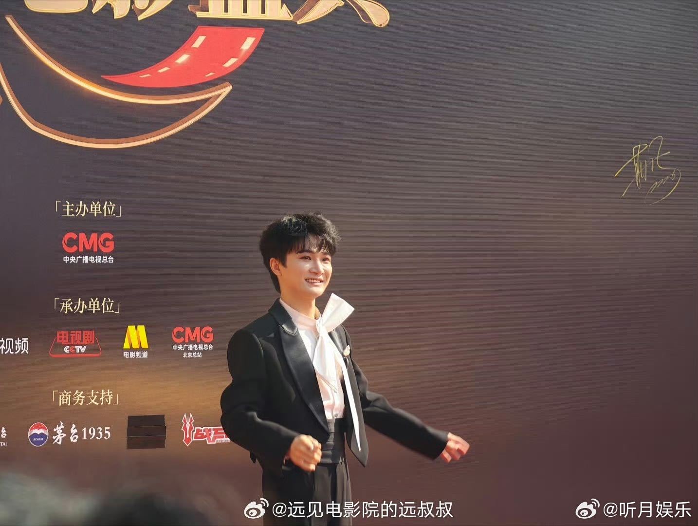 周深首秀演技看完周深比划歌名那段我是真觉得他在演戏上有戏🥹几个动作、一抬眼一抿