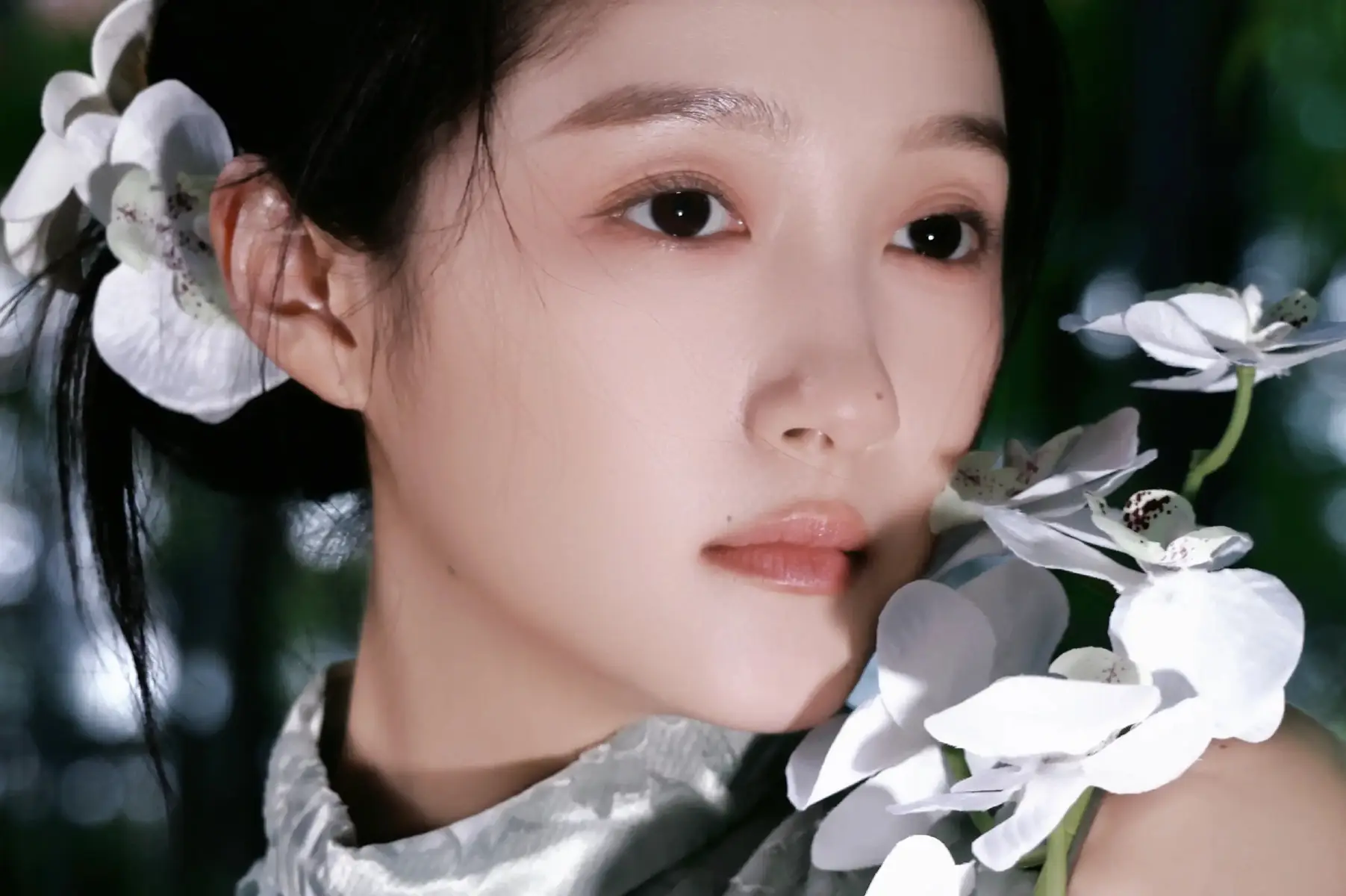 关晓彤竹林大片曝光！穿素色旗袍裙气质优雅迷人