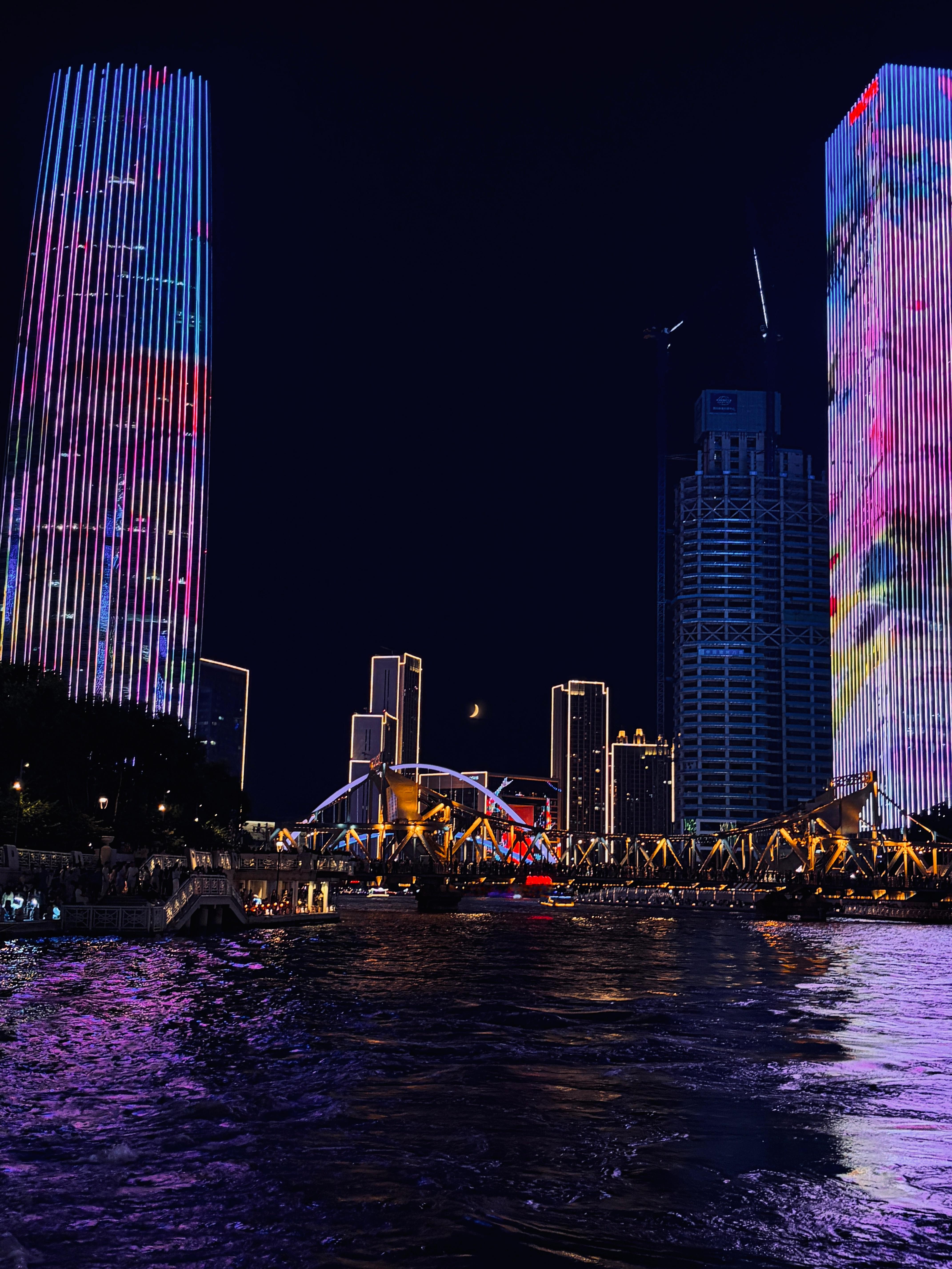 没想到暑假期间，夜游海河的船票那么难约。不过还是值的。国内很多城市的夜景现在