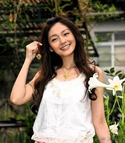 台湾某艺人去世后家属抠门买小墓地涉事亲人被指靠流量赚钱最近网上有人说台湾某个