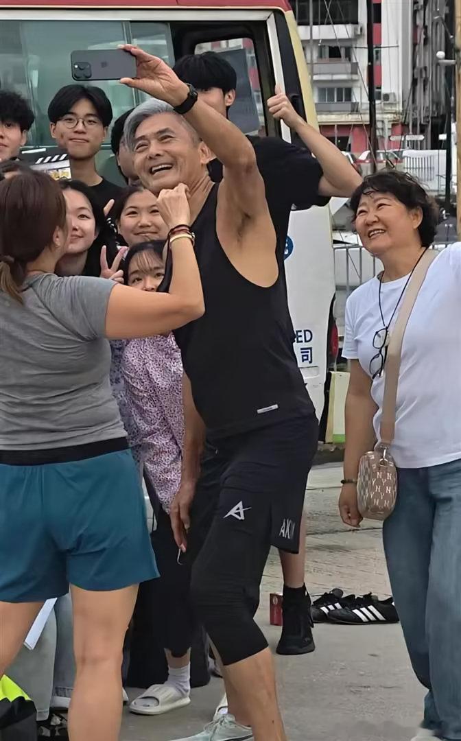 71岁周润发近照曝光，头发全白却不秃，和年轻人同框状态太真实​
