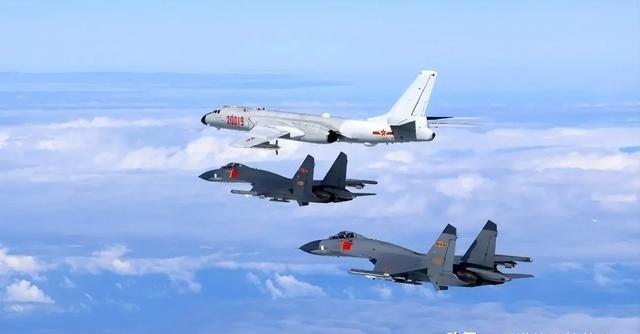 歼-16三次亮枪，F-16吓得魂飞魄散！台湾“国防部”亲口承认：去年底那场空中博