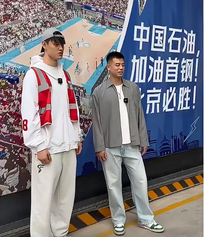 曾凡博、方硕变身加油站引导员，球迷惊喜说道，加个油还遇上球星了。近日，北京北