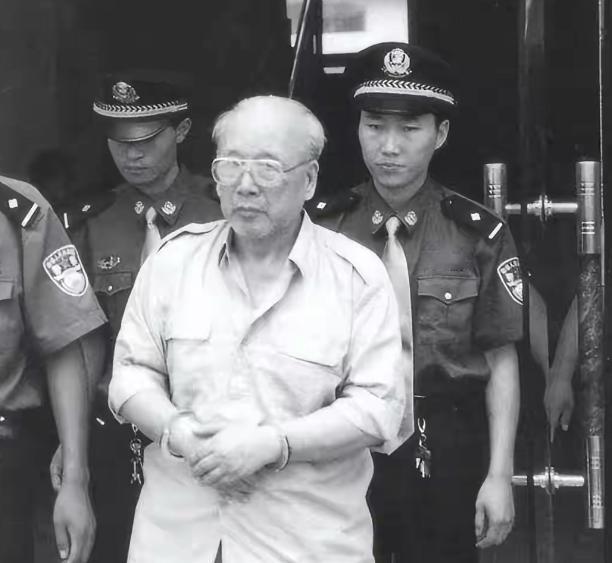 1999年，检察人员一脚踹开大门，一个古稀老头正在寡妇床上温存，只见他淡定提起裤