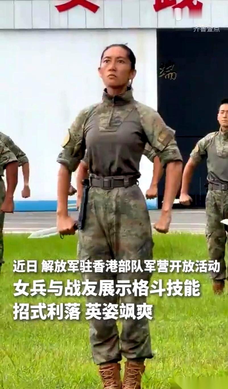 驻香港部队的军营开放日现场，原本喧闹的人群突然静了一秒。紧接着，前排观众的手机连