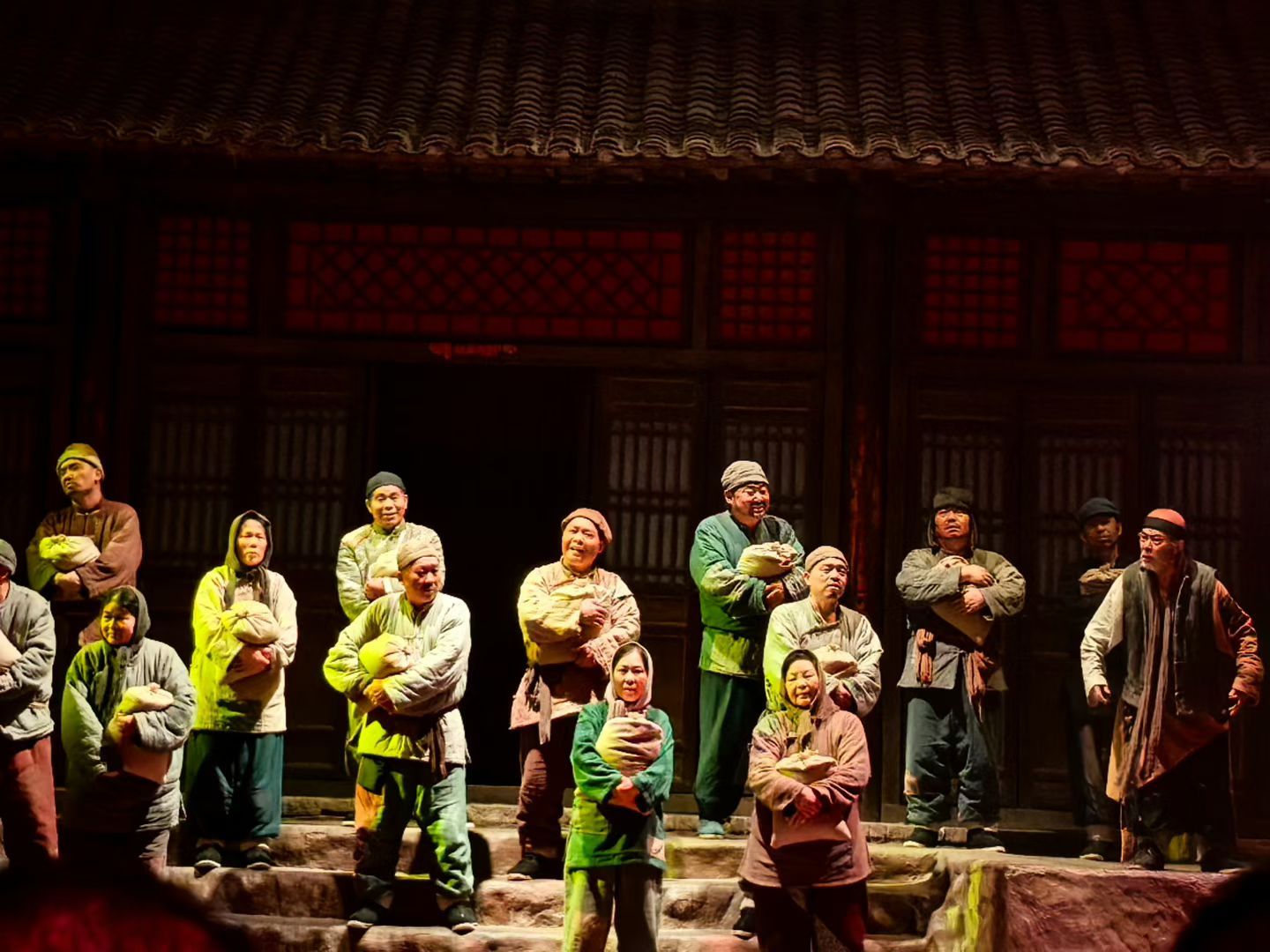 今天在只有河南剧场，看了一场《李家村》故事讲述1942年大饥荒，河南老人为了