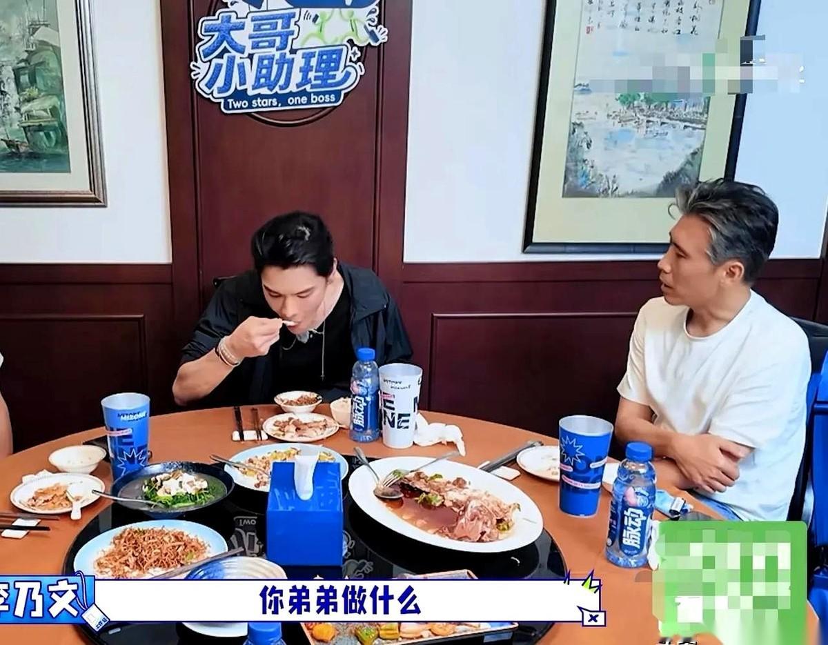 李乃文当面问向佐弟弟向佑的情况，向佐回答说在内地做餐饮。其实向华强和向太连这个小儿子的联系方式都直接