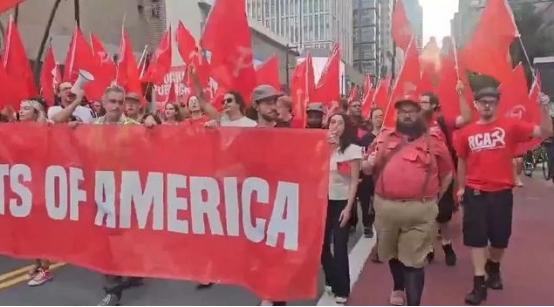 美国1%的人掌握90%的财富，为什么穷人不拿起枪闹革命？简单来说，美国那些最底层