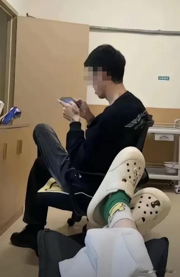 真是搞不懂，同样都是涉及到护士，一个一边倒的骂声一片，一个却在网络掀起了轩然大波