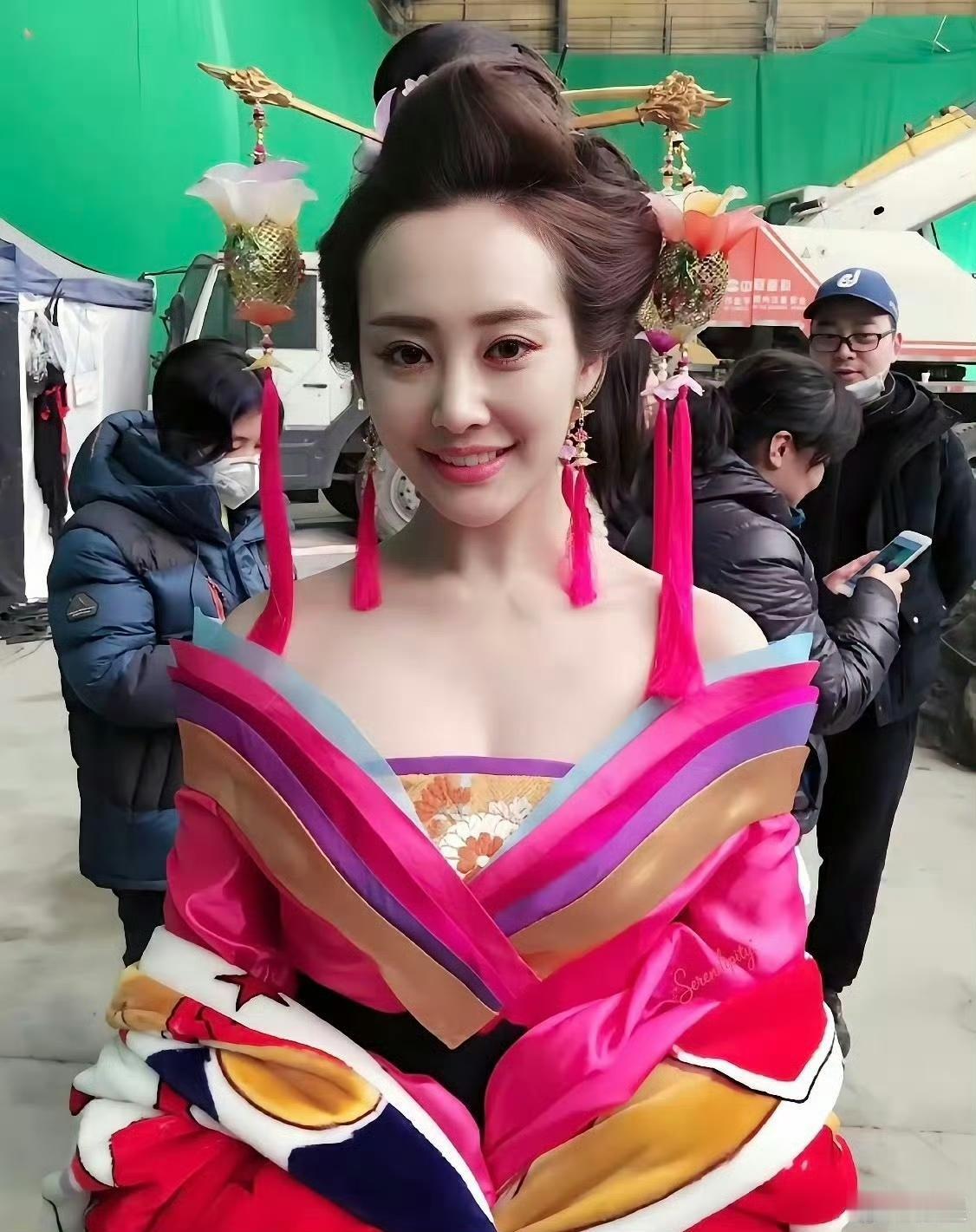 李纯真的绝，这种很挑人的桃色系，被她穿出橙光立绘既视感。​