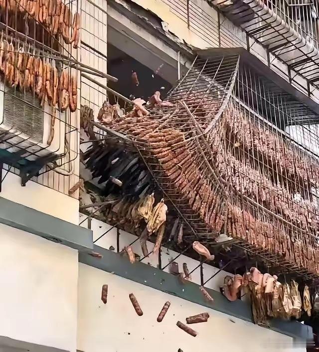 这应该是有钱人家吧，就这些腊肠腊肉应该要不少钱吧。