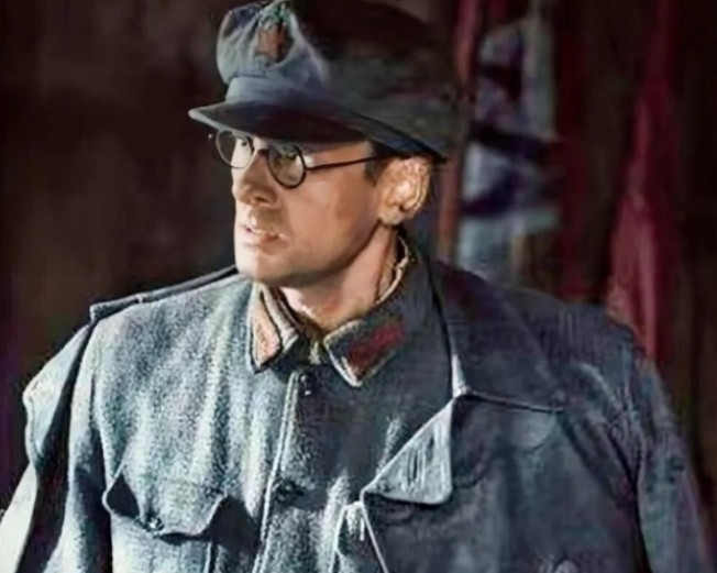 1937年，李德因为不适应延安的生活，想要回苏联，毛主席得知后劝他：苏联此时正