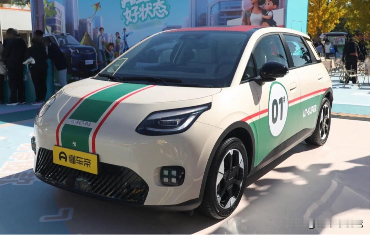 京东、广汽和宁德时代联合推出的埃安UTSuper亮相，可以看成是埃安UT的换电