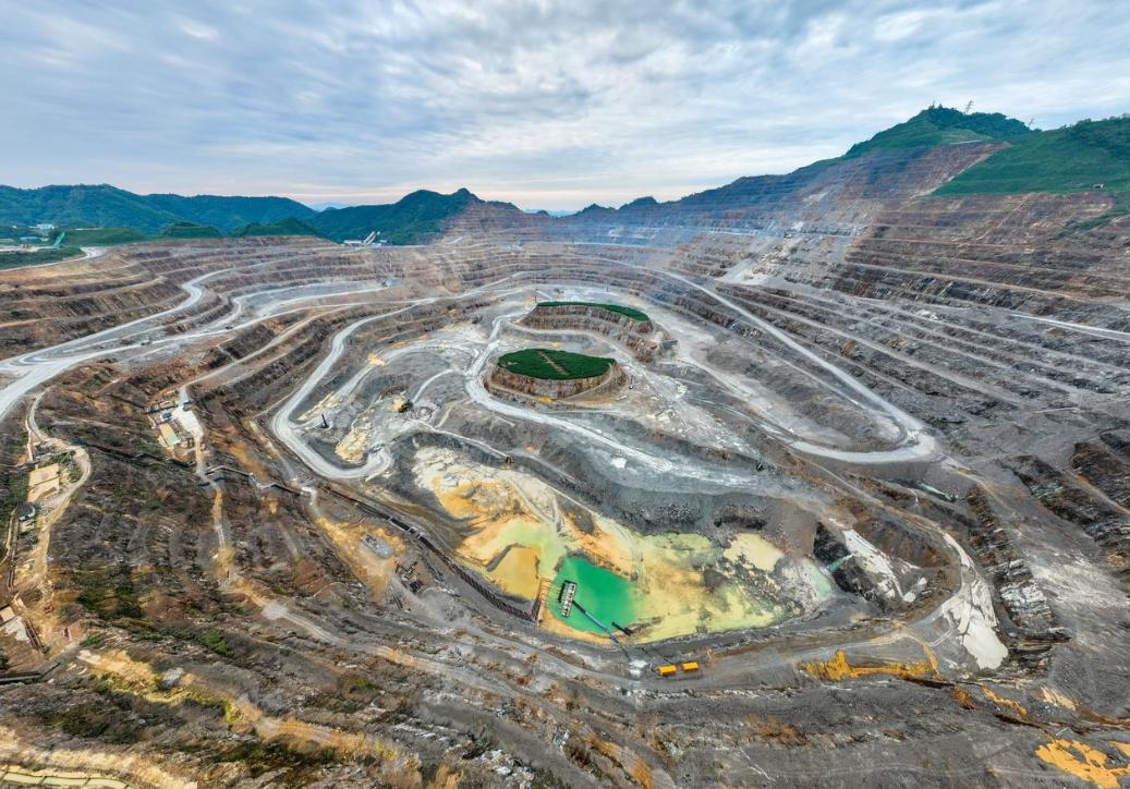 美国这次彻底蒙了，最近美国大量存积了铜，把铜价炒上天去了，中国也不打算惯着美国，