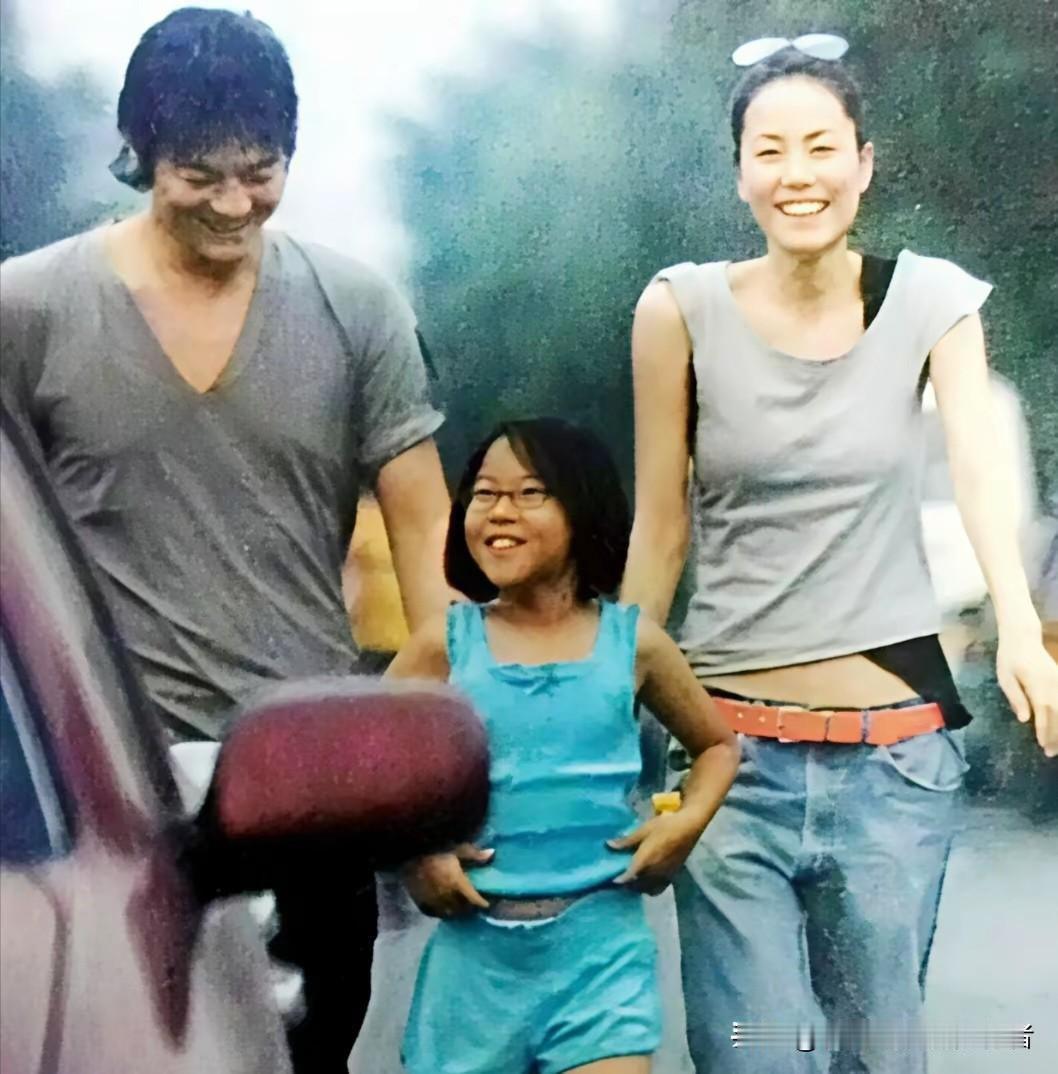 近日，李亚鹏在直播带货中创下单日销售额破亿的成绩，这一现象背后，折射出公众人物转