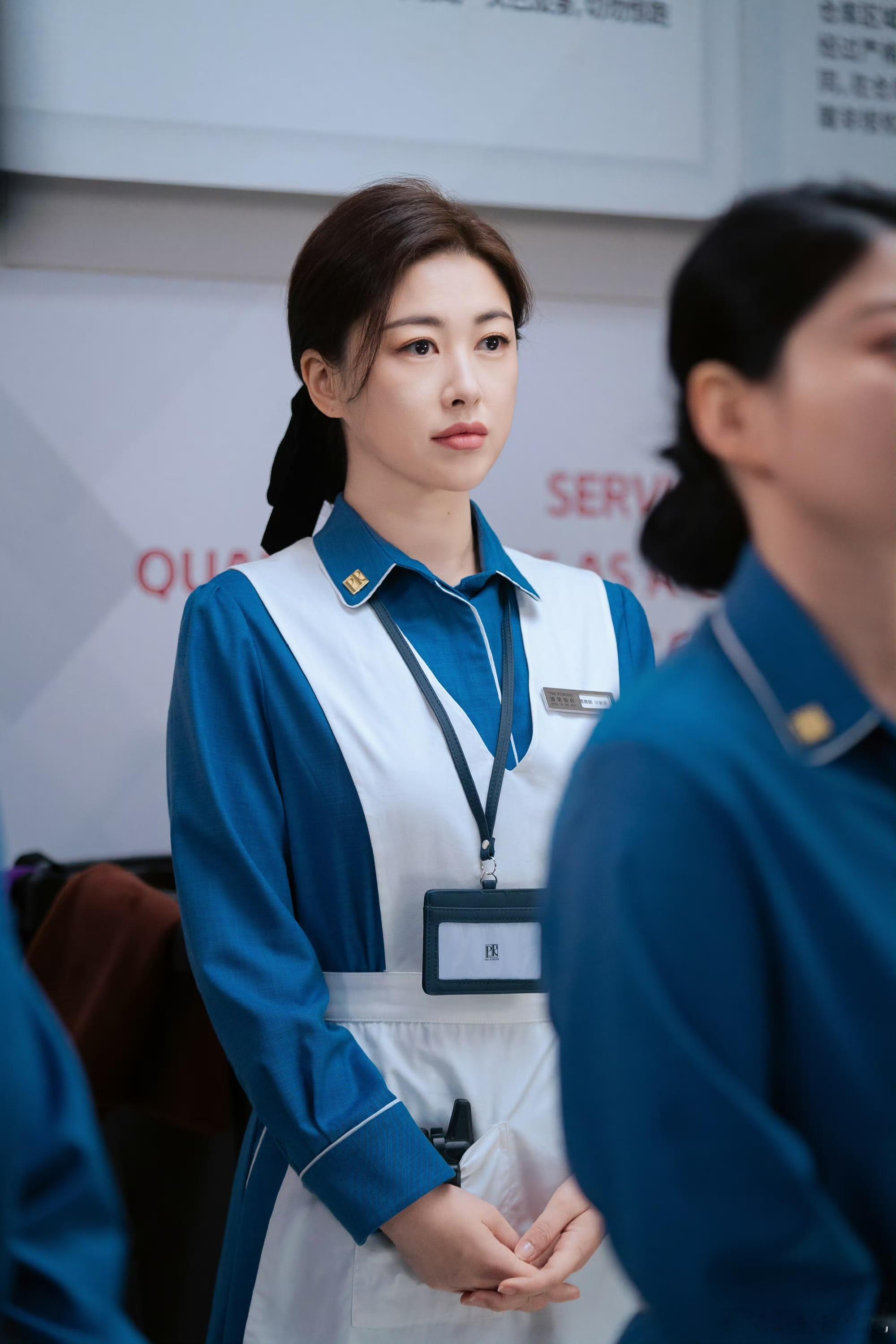 朱珠把保洁服穿出高定感岁月加持的优雅！朱珠越活越有味道，把保洁服穿出低调奢华的高