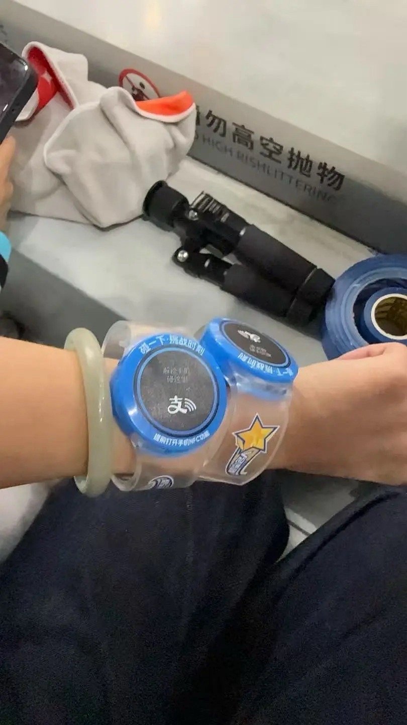 哈哈哈，对不起笑疯了❗️任嘉伦粉丝怎么回事啊，居然把zfb赞助的手环当成王俊凯的