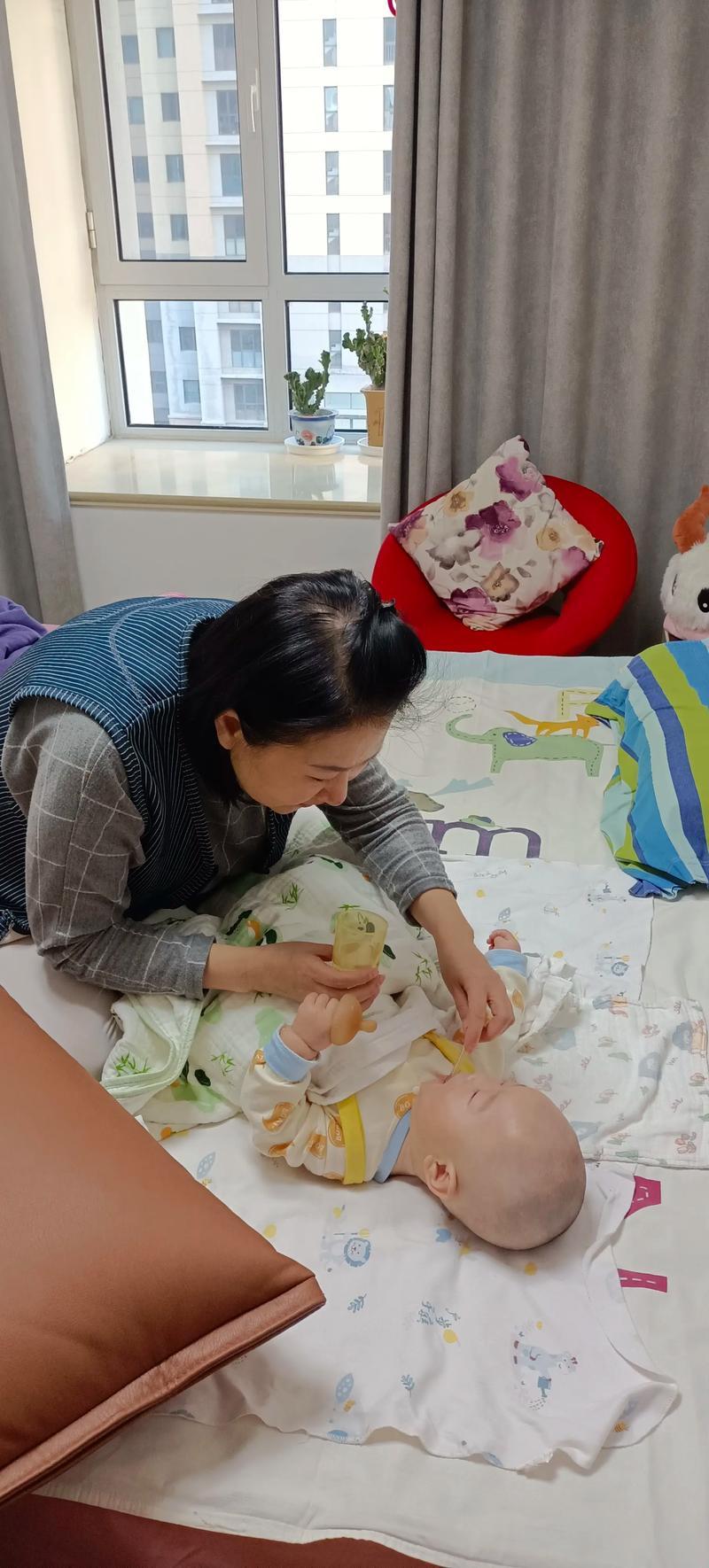 亲家母帮我带孙子，按说是件好事。可每次我去看孩子，她总是拐着弯儿提钱，一会儿说“