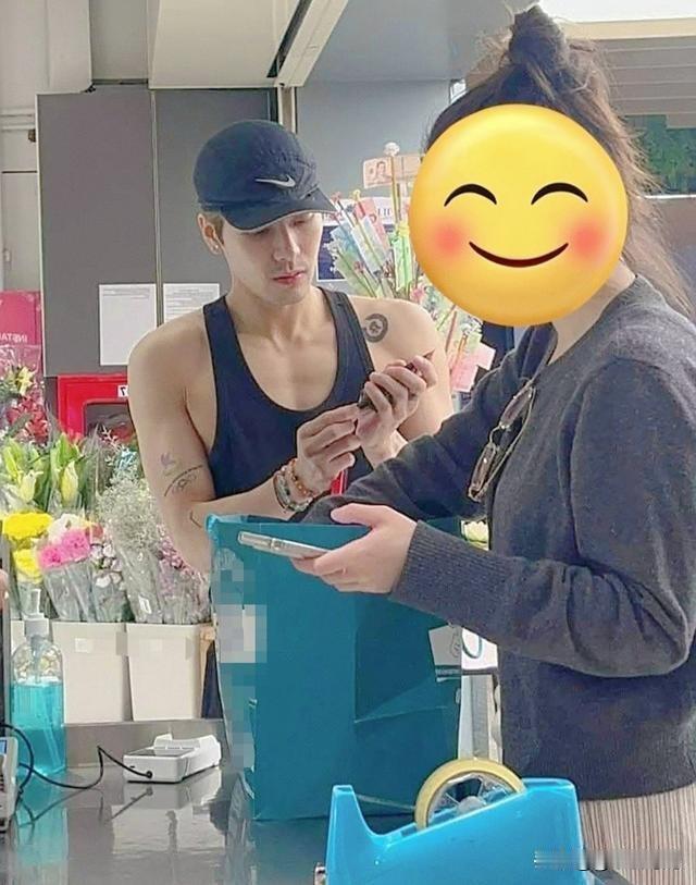 2025年10月8日，泰国曼谷一场商业活动因突发状况成为舆论焦点——中国香港艺人