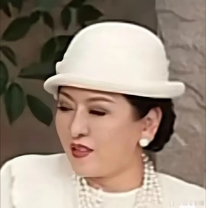 当向太一脸嫌弃的看着那几个LV包时，我明白了原来有钱人的不屑真的是无师自通的，普