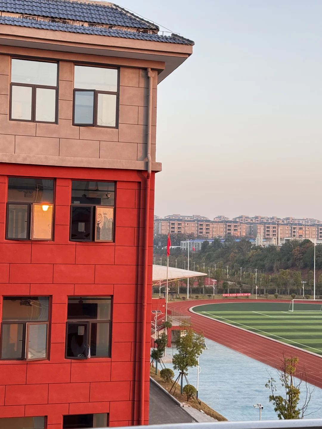 现在的学生真的很奇怪。上课只要提到哪句话，只要是他们觉得好笑的，就像触...