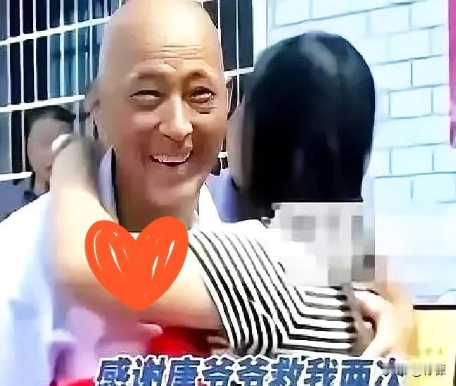 湖南有个女人叫徐灿，前些日子，她开车经过水塘时，因轮胎打滑连人带车坠入水中。好