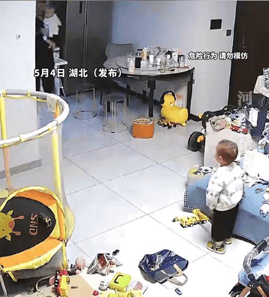 “无知真可怕！”5月4日，湖北，一位宝爸单手抱着娃，另一只手扔东西玩，下一秒宝宝