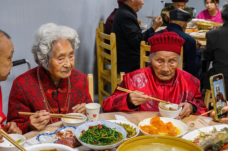 刷到过好多百岁老人的采访，发现他们根本没啥独家长寿秘方，全是把简单的小事坚持了几