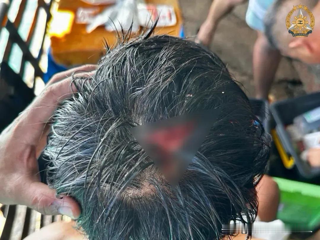 开瓢了！菲律宾4名士兵撑着橡皮艇冲过来，被中国海警木棍当场打回去，一个头破血流，