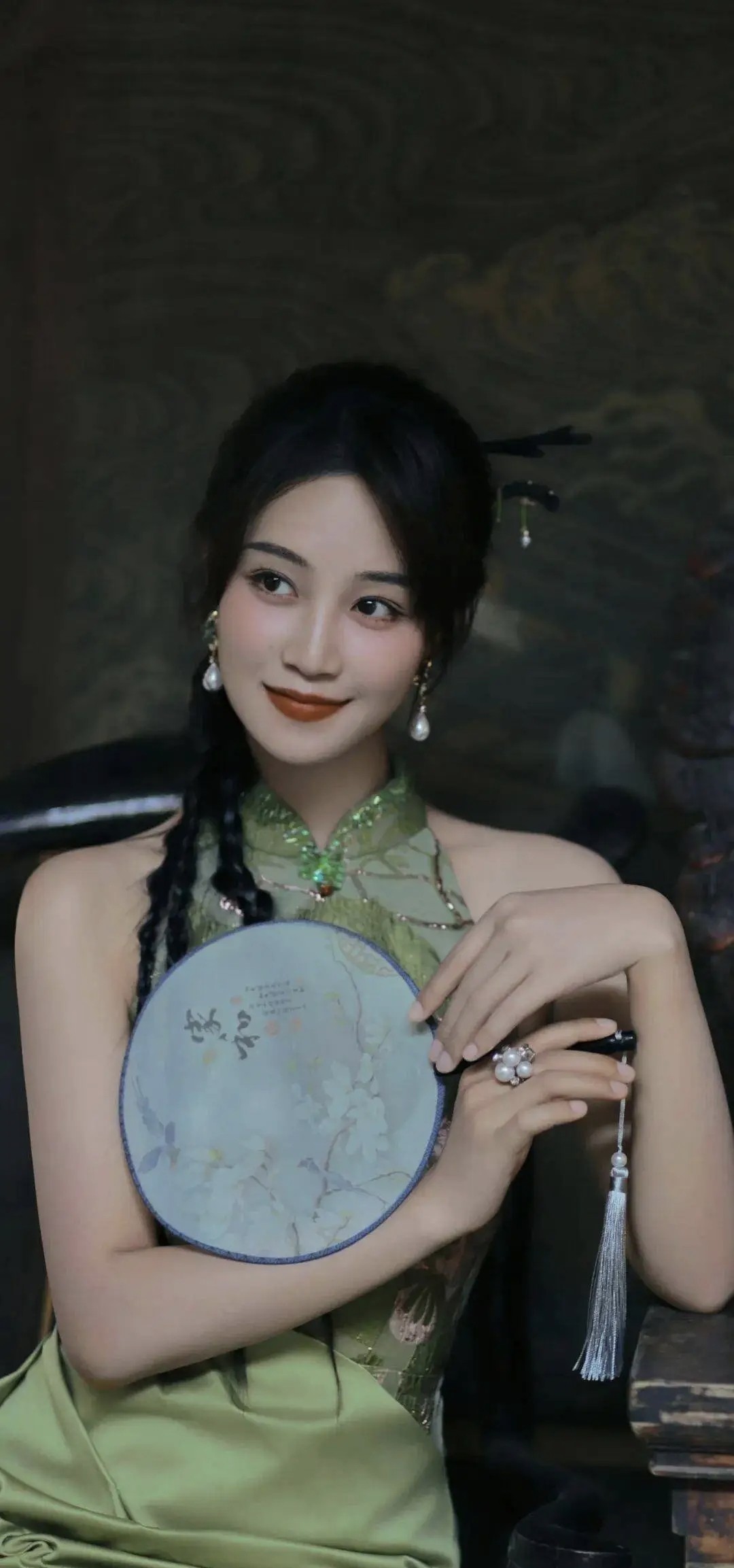 蓝盈莹这身绿色旗袍造型最近刷屏了，清爽又显气质，没想到传统款式也能穿出这么现代的