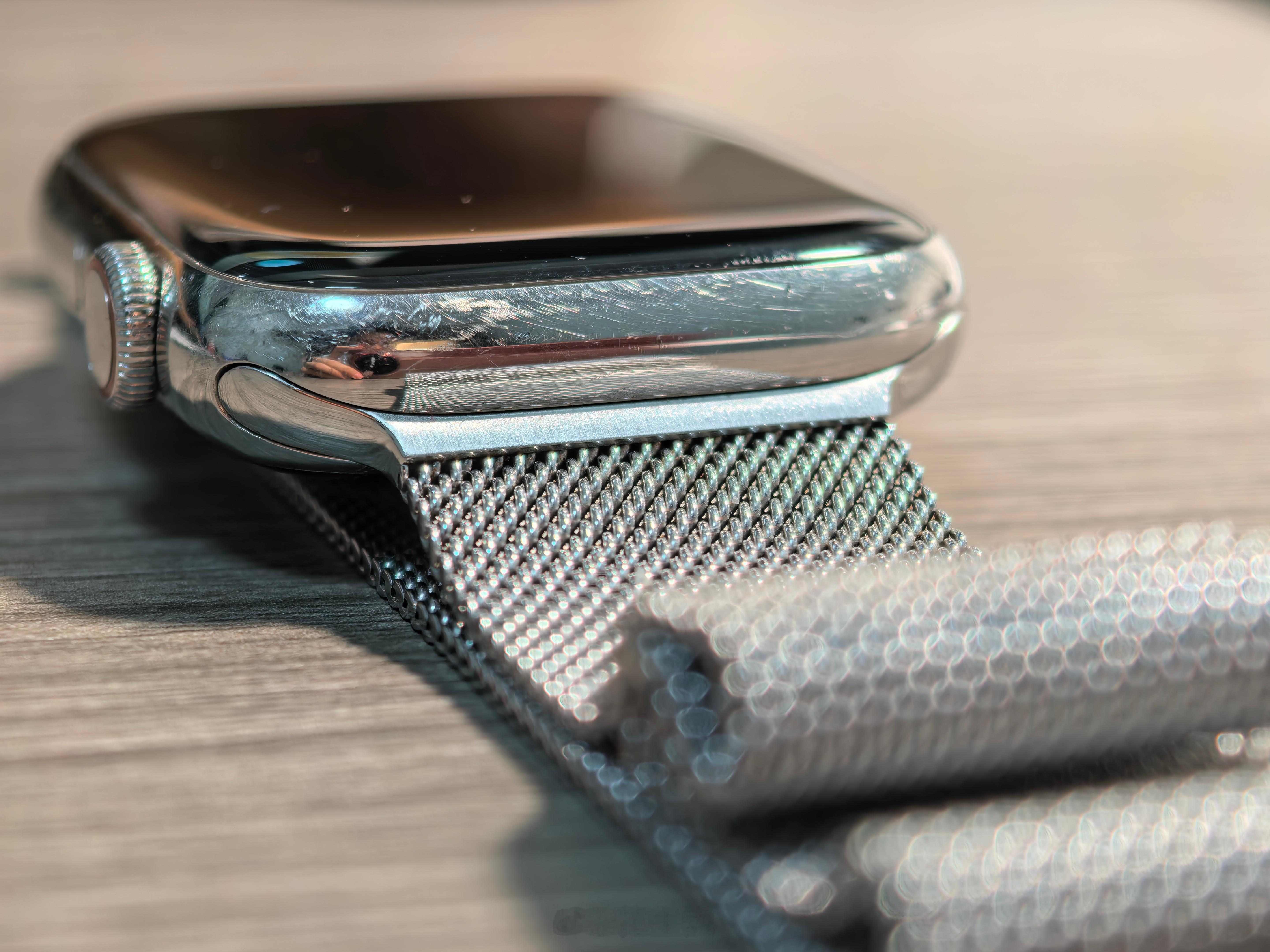 用了四年的applewatch退役了这是没有任何保护的情况玻璃没有明显划痕但一
