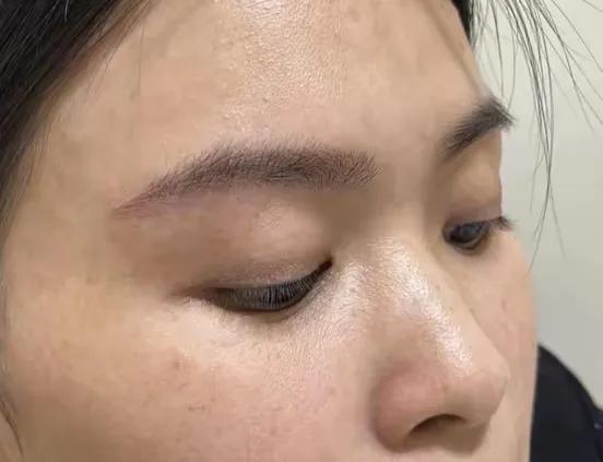 纹眉水平到这种程度完全以假乱真，这样修的眉毛，心情美美哒！