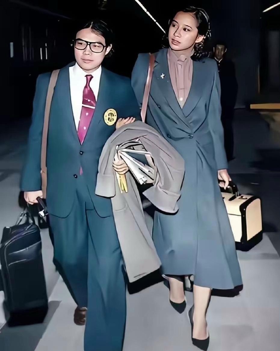 这是1979年新婚不久的朱玲玲和霍震霆，在红磡火车站留下的一张老照片。当年朱玲玲