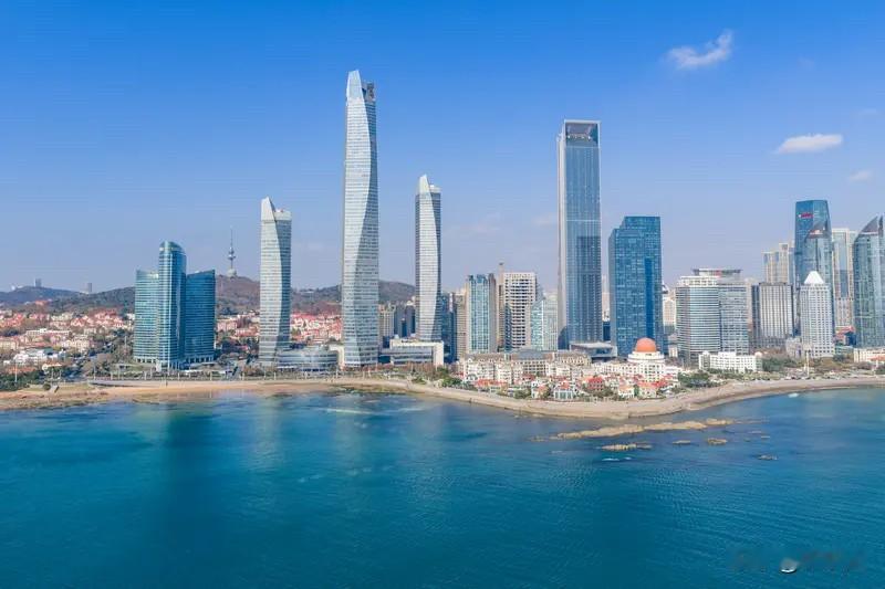 青岛楼市：核心海景板块的降价轨迹十分清晰：奥帆广场中心，去年从3.7万跌到