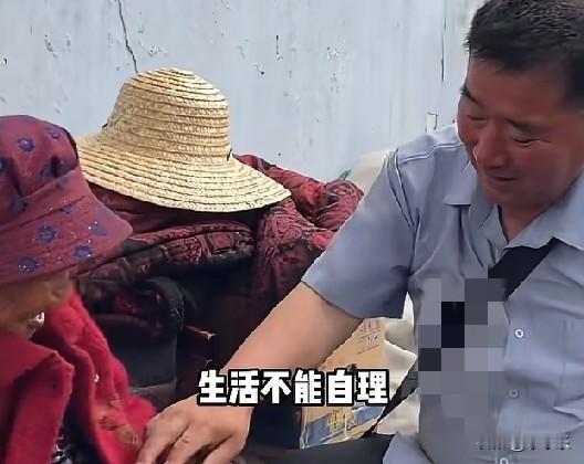 河南焦作一53岁的儿子带着85岁的母亲摆摊卖菜，因为母亲患有老年痴呆症，把母亲留