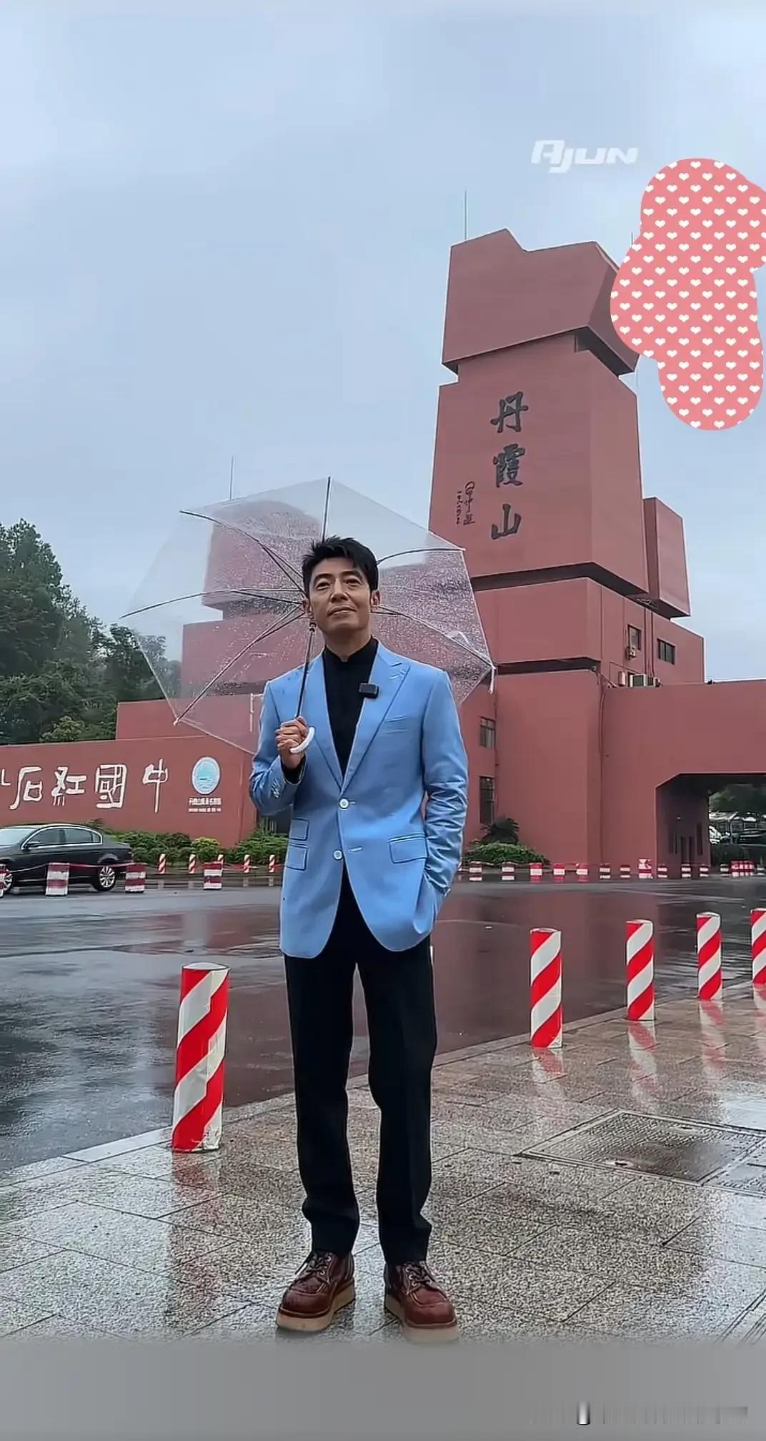 撒贝宁一句“只要不上班，就来丹霞山”，网友又坐不住了：他真不知道自己带货多离谱