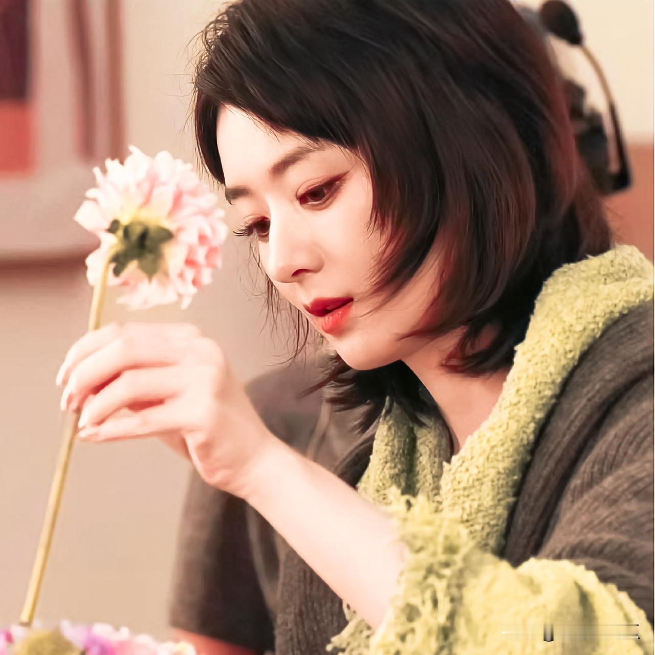 其实早有端倪赵丽颖连拍几部电影，电视剧明显减产，原因来她计划要导演自己的电影了