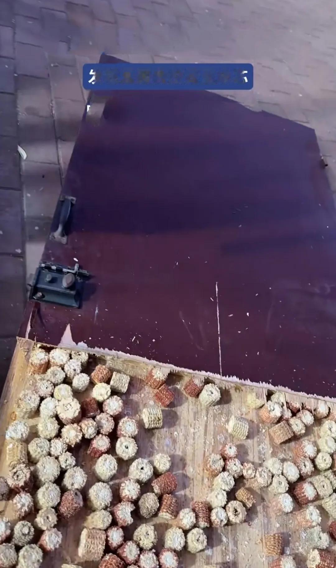 这个门真环保[捂脸哭]两板之间竟然是玉米芯[捂脸哭]买的时候商家说是环保门