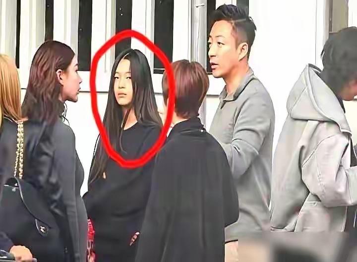 说来也奇怪，小菲现在都不怕孩子们爆光了，他为什么那么霸气了呢？现在他没有任何压力