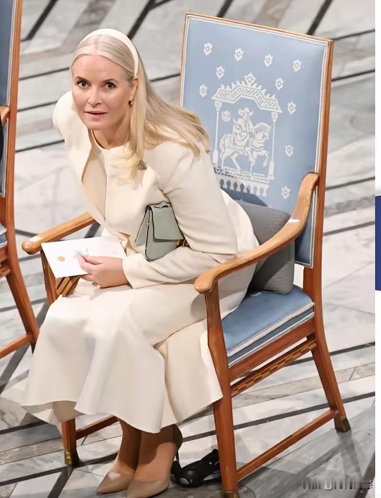 挪威这个王储妃的眼睛总是滴溜溜乱转，看来这个人的心思比较活，也是一个非常热衷于交