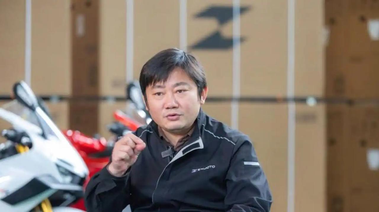 真没见过哪个身家上亿的老总面对央视采访，做派异于其他出入高端排场、镜头前一丝不苟