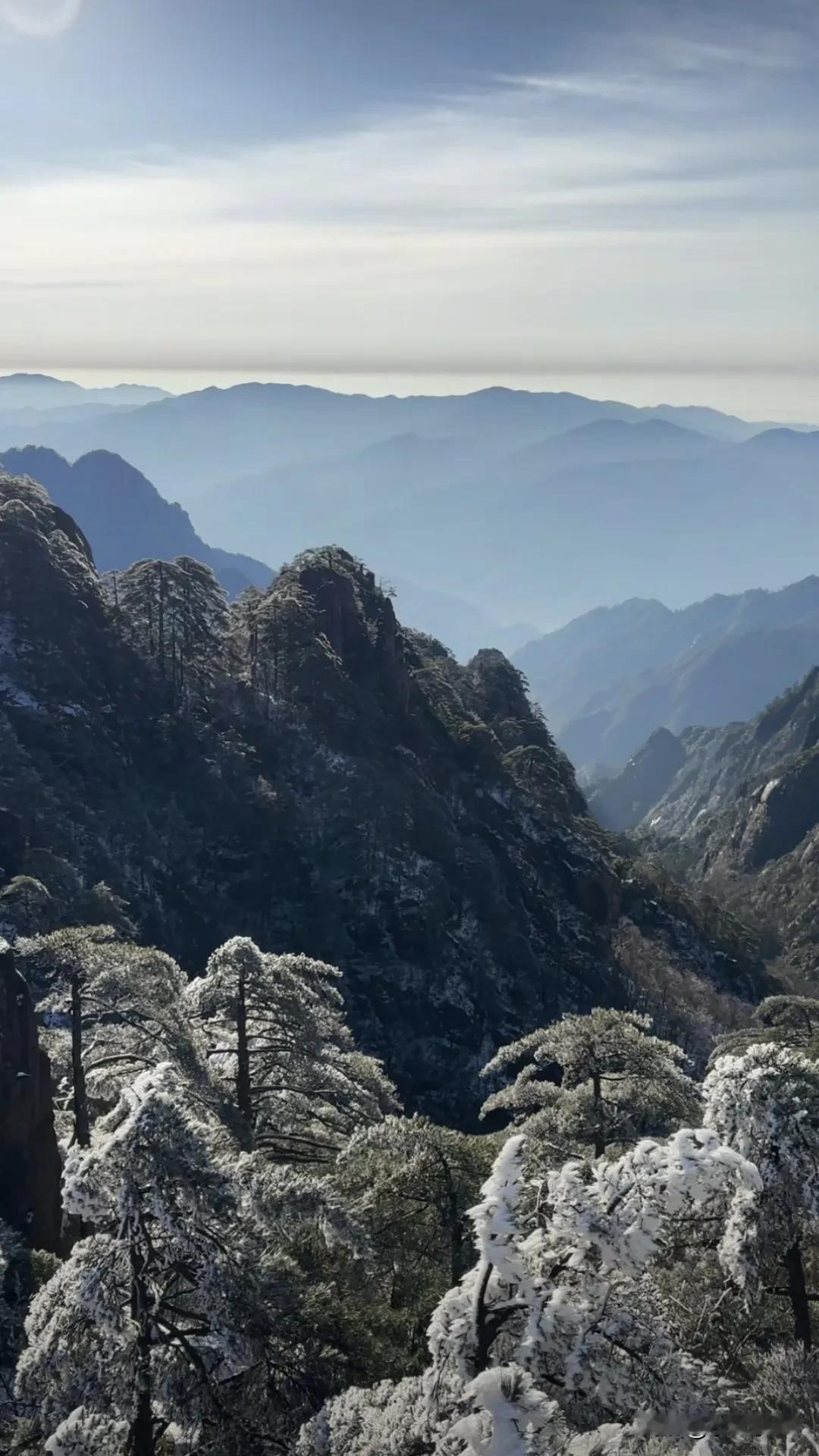 3月17日黄山又有雪，这真的很迷人。黄山的雪就像大自然的魔法，能把它变成一个绝美