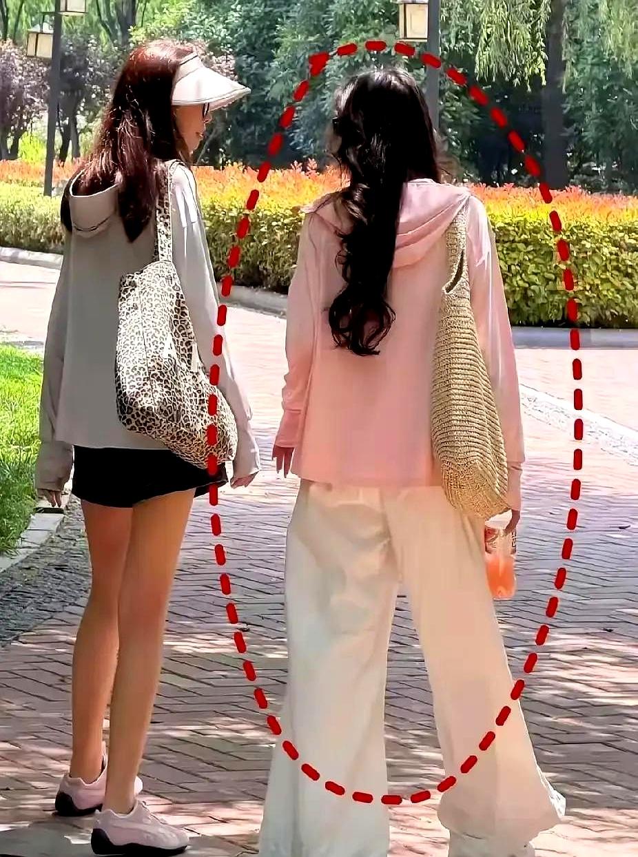 满大街捂得严严实实的人群里，究竟有多少人花钱买了一件毫无用处的闷热布料，去单位食
