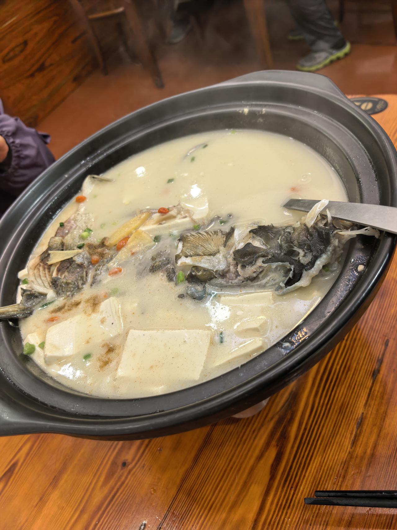 今天是我戒酒的第290天，全程滴酒未沾。这几天我正在黄山自驾旅行，昨晚落脚