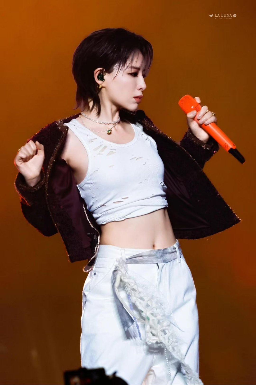 李斯丹妮肌肉线条不是，这肌肉线条是真实存在的吗？肩背手臂每一寸都像刻出来的，但