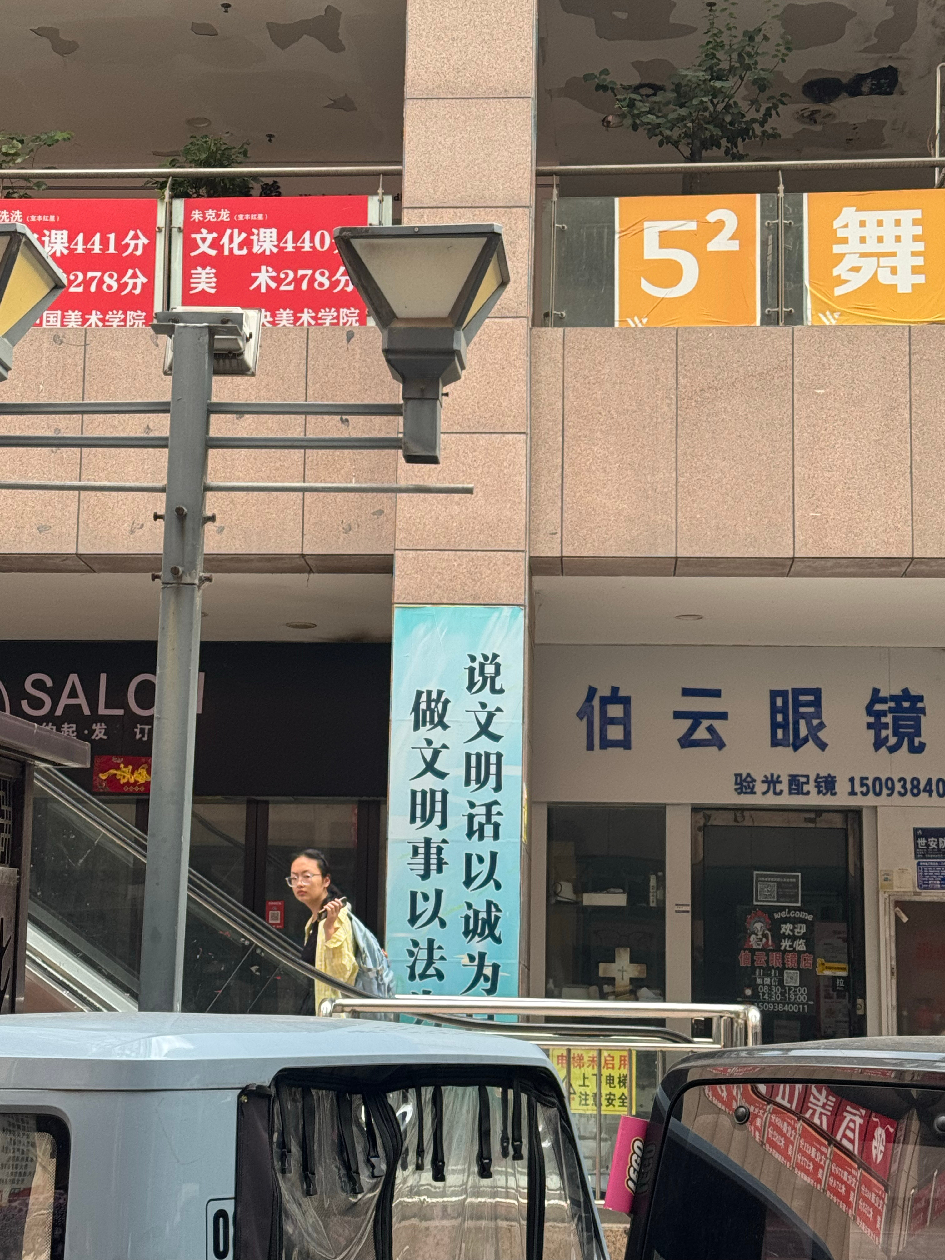 送了大小姐～去买菜遛弯了今天蔬菜店买的菜西红柿🍅的品种真多呀还听见人家买青